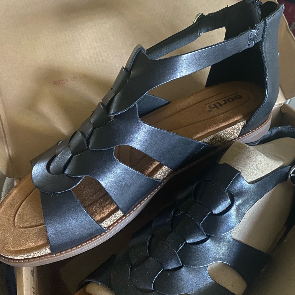 Earth Origins Black Leather T-Strap Sandals